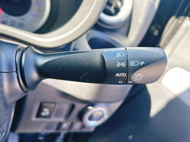 【オートライト】車外の明るさを検知して、自動的にヘッドライトを点灯してくれます♪トンネルを走行する際にも、自動的に点灯してくれて便利な装備の1つです♪