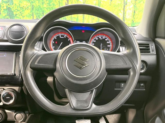 �C���e���A�ɍ��킹���f�U�C���̃X�e�A�����O�́A�^�]�������̂��Ƃ��l���A�^�]���₷���`��A�傫���ł��B�����x�A���ۂɐG���Ă��m���߂��������B