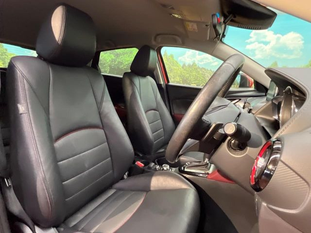 【合皮レザーシート】汚れのふき取りが容易でメンテナンスもが簡単な、機能性に優れる合成皮革を採用した上質なシートです。座り心地もよく、高級感あふれる心地良い車内空間を演出してくれます。