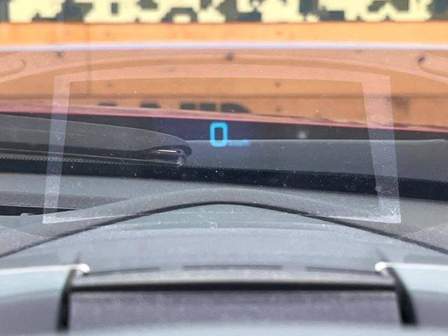 【ヘッドアップディスプレイ】現在の速度や走行情報をデジタル表示で運転席前方のガラスに投影!運転中、目線をずらさず必要な情報を確認できるのでとっても便利で安心!