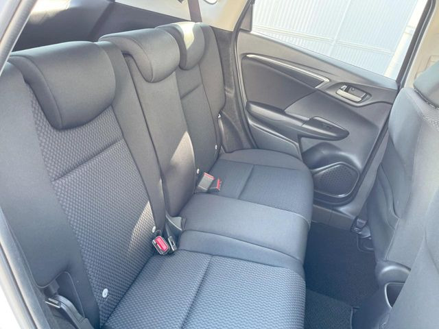 後部座席も気になるようなキズ・汚れやへたり等、大きなダメージはなく、良好な状態です。