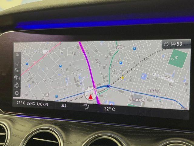 ●純正ナビ:一体感のあるナビは、高級感ある車内を演出してくれます。オーディオ機能も充実しておりますので、運転もより楽しめます♪