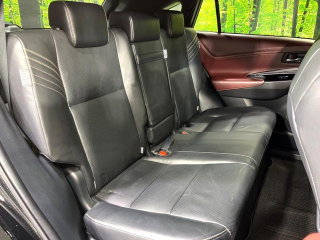 【黒革シート】上質な本革を使用し、高級感あふれる黒革シート。常に体に触れる部分だから、座り心地の良さにはこだわりたいですね♪汚れの付着や劣化を抑制する内装コーティング施工もおススメですよ♪