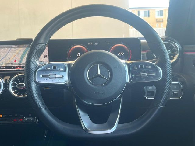 ●マルチファンクションステアリング:ハンドルの左右のボタンでオーディオの選択や音量の調節が可能です。ハンドルから手を放さず操作できるので安心ですね♪