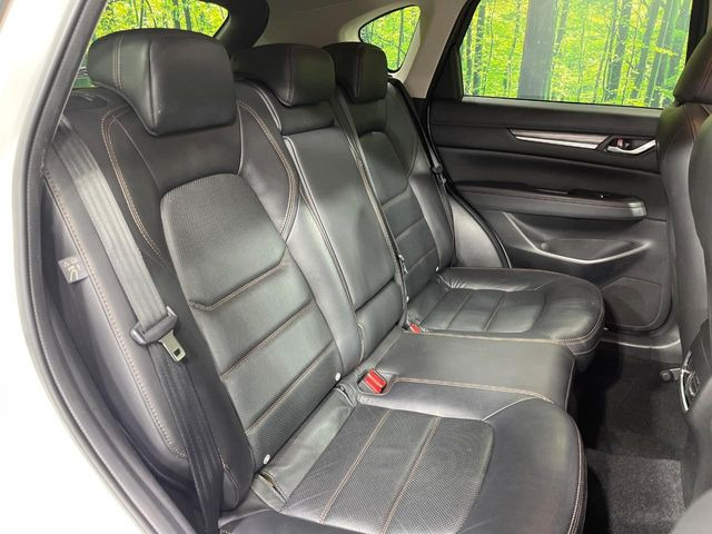 広々とした2列目シートは居住性が高く、居心地も快適!友達や家族とのお出かけにぴったりです。ベビーシートやチャイルドシート使用時も快適にお過ごしいただける十分な空間を確保しています。