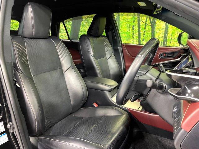 【運転席8WAYパワーシート】リクライニングからシートリフターまで、スイッチ一つで簡単にシートの微調整が可能!自分に最適なシートポジションにセットして、快適なドライブをお楽しみください。