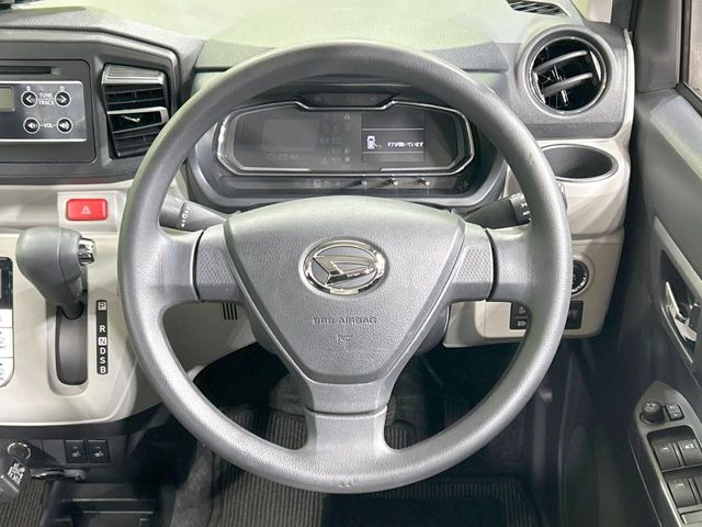 インテリアに合わせたデザインのステアリングは、運転される方のことも考え、運転しやすい形状、大きさです。是非一度、実際に触ってお確かめください。