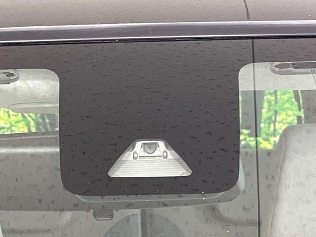 【スマートアシスト】走行中に前方の車両等を認識し、衝突しそうな時は警報とブレーキで衝突回避と被害軽減をアシスト。より安全にドライブをお楽しみいただけます。