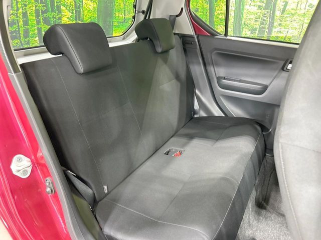 広々とした2列目シートは居住性が高く、居心地も快適!友達や家族とのお出かけにぴったりです。ベビーシートやチャイルドシート使用時も快適にお過ごしいただける十分な空間を確保しています。