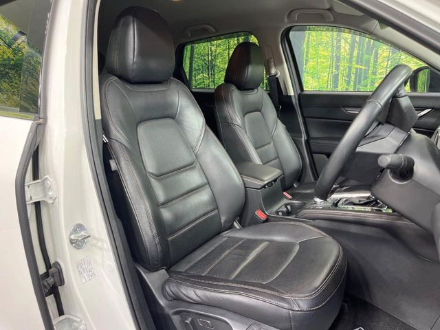 【黒革シート】上質な本革を使用し、高級感あふれる黒革シート。常に体に触れる部分だから、座り心地の良さにはこだわりたいですね♪汚れの付着や劣化を抑制する内装コーティング施工もおススメですよ♪