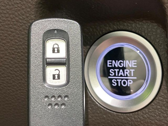 �yHonda�X�}�[�g�L�[�z�J�o����|�P�b�g�ɓ��ꂽ�܂܂ł��h�A�̎{���E�������\�ȃX�}�[�g�L�[�𑕔��B�G���W���̃I���E�I�t�����J�M�����o���K�v����������Ƃ��Ă��֗��ł���