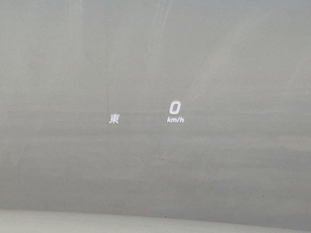 ●ヘッドアップディスプレイ:現在の速度や走行情報をデジタル表示で運転席前方のガラスに投影!運転中、視線をずらさず必要な情報を確認できるのでとっても便利で安心!