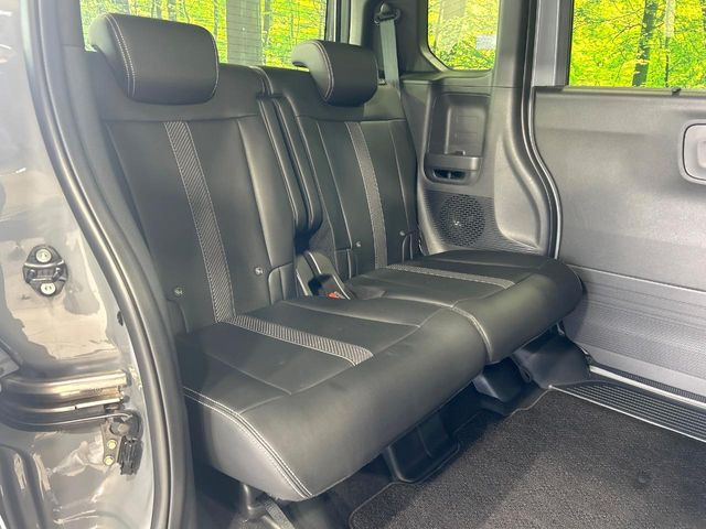 後部座席も気になるようなキズ・汚れやへたり等、大きなダメージはなく、良好な状態です。