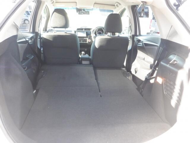 シートを倒せば、ラゲッジスペースがこんなにも広くなりますよ♪