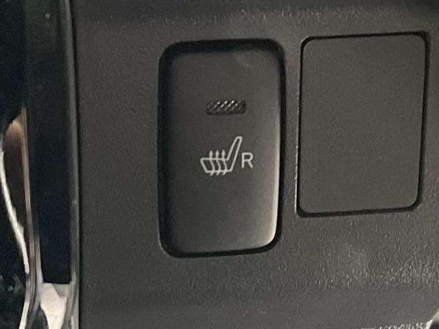 【シートヒーター】寒い日に重宝するシートヒーター!エアコンより早く温まってくれるので寒がりの人も安心ですね♪エアコンの温風は乾燥するから苦手、という方にもをおすすめです。