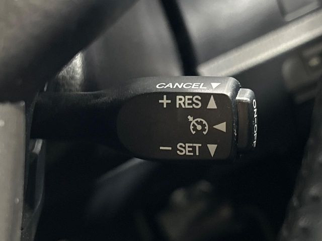 【クルーズコントロール】高速道路もラクラク走行。アクセルを離しても一定速度で走行ができ、長距離運転時の負担を軽減!加速・減速も簡単なスイッチ操作で調整できます。