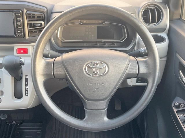 �C���e���A�ɍ��킹���f�U�C���̃X�e�A�����O�́A�^�]�������̂��Ƃ��l���A�^�]���₷���`��A�傫���ł��B�����x�A���ۂɐG���Ă��m���߂��������B