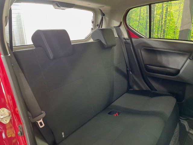 後部座席も気になるようなキズ・汚れやへたり等、大きなダメージはなく、良好な状態です。