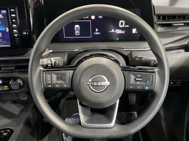 �C���e���A�ɍ��킹���f�U�C���̃X�e�A�����O�́A�^�]�������̂��Ƃ��l���A�^�]���₷���`��A�傫���ł��B�����x�A���ۂɐG���Ă��m���߂��������B