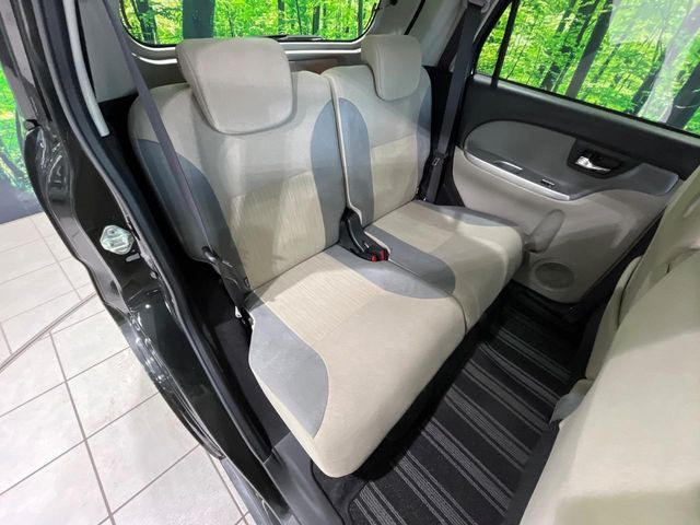 後部座席も気になるようなキズ・汚れやへたり等、大きなダメージはなく、良好な状態です。