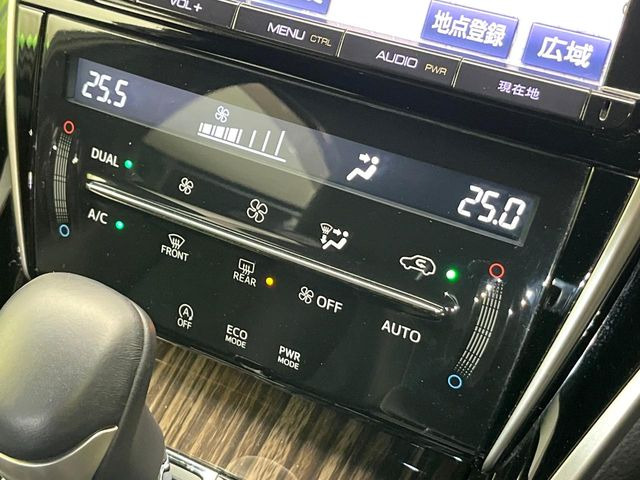 【左右独立型フルオートエアコン】運転席と助手席でそれぞれお好みの温度に設定可能。同乗者にも配慮した、快適な空調をお届け致します。