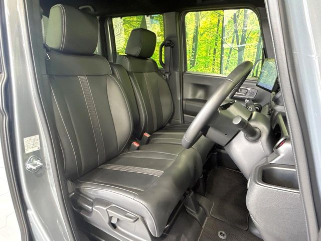 【合皮レザーシート】汚れのふき取りが容易でメンテナンスもが簡単な、機能性に優れる合成皮革を採用した上質なシートです。座り心地もよく、高級感あふれる心地良い車内空間を演出してくれます。