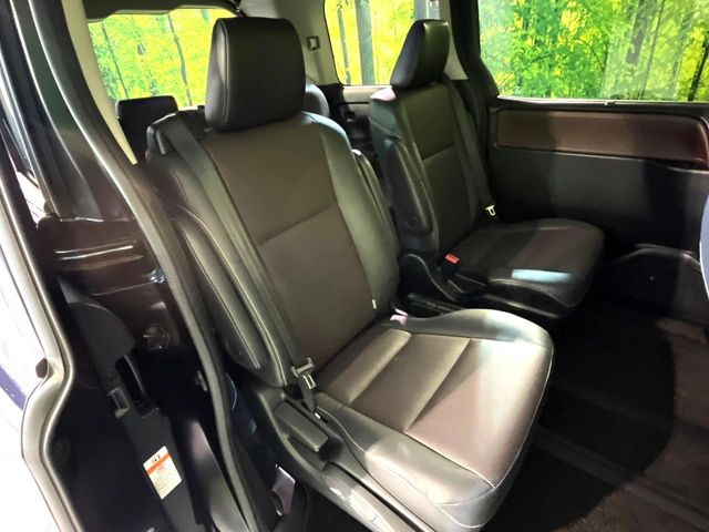 後部座席も気になるようなキズ・汚れやへたり等、大きなダメージはなく、良好な状態です。