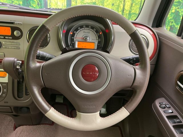 �C���e���A�ɍ��킹���f�U�C���̃X�e�A�����O�́A�^�]�������̂��Ƃ��l���A�^�]���₷���`��A�傫���ł��B�����x�A���ۂɐG���Ă��m���߂��������B