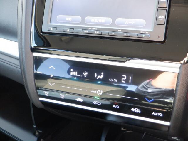 オートエアコン装備。温度設定ができて、室内快適ですよ。