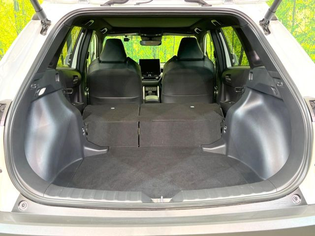 積み下ろしのしやすいデッキにはたっぷりと荷物を積み込んでいただけます。遊びから仕事まで、様々なシーンで頼れます♪