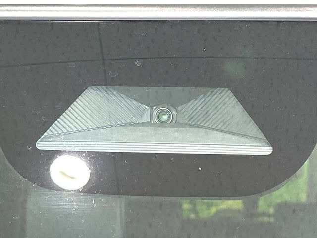 【ホンダセンシング】走行中に前方の車両等を認識し、衝突しそうな時は警報とブレーキで衝突回避と被害軽減をアシスト。より安全にドライブをお楽しみいただけます。