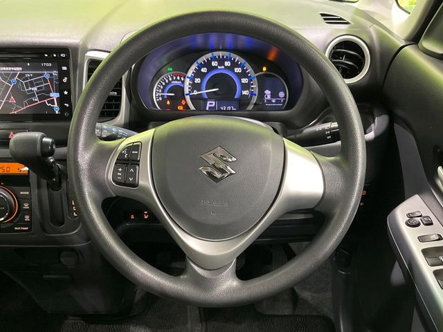 �C���e���A�ɍ��킹���f�U�C���̃X�e�A�����O�́A�^�]�������̂��Ƃ��l���A�^�]���₷���`��A�傫���ł��B�����x�A���ۂɐG���Ă��m���߂��������B