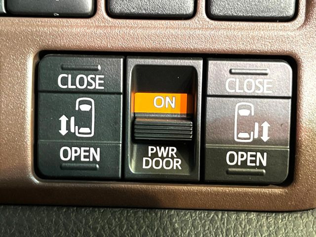 【両側パワースライドドア】スマートキーや運転席のスイッチで後席両側スライドドアの開閉が可能♪電動だから力を入れてドアを開ける必要が無く、小さなお子様でも簡単に開け閉めでき快適です♪