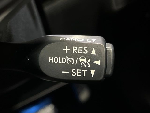 【レーダークルーズコントロール】高速道路での長距離走行が楽に!!自動で速度を保つクルーズコントロールが、衝突軽減システムと連携し、前方の車両を感知して車間を保つように速度調節してくれます!!