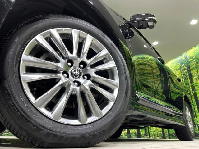 【純正18インチアルミホイール】外観にマッチした純正アルミホイールを装着しております。各種社外アルミホイールや、スタッドレスタイヤも取扱いしております。是非ご相談ください♪