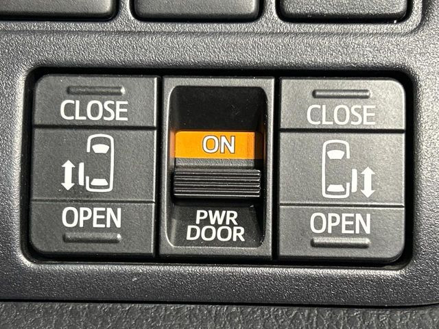 【両側パワースライドドア】スマートキーや運転席のスイッチで後席両側スライドドアの開閉が可能♪電動だから力を入れてドアを開ける必要が無く、小さなお子様でも簡単に開け閉めでき快適です♪