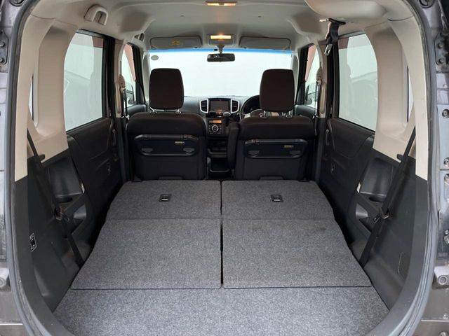 ���i�̂���������ʋ΁A���}���ɏ\���ȉ׎��X�y�[�X���m�ۂ��Ă���܂��B�Z�J���h�V�[�g��|���ƁA�傫�ȉו��̐ύڂ��\�ł���