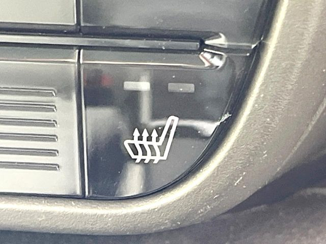 【シートヒーター】寒い日に重宝するシートヒーター!エアコンより早く温まってくれるので寒がりの人も安心ですね♪エアコンの温風は乾燥するから苦手、という方にもをおすすめです。