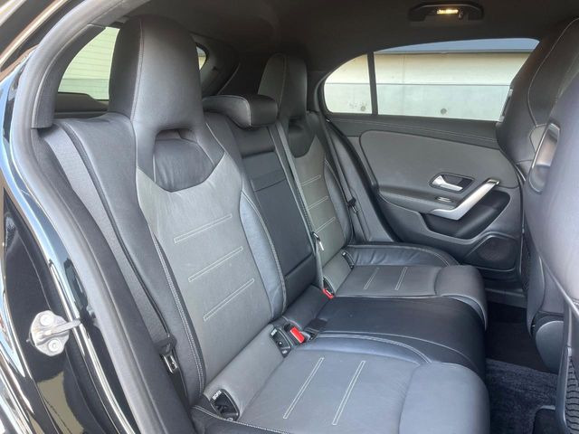 ●後部座席も気になるようなキズ・汚れやへたり等、大きなダメージはなく、良好な状態です。