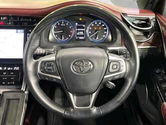 【ウッドコンビステアリング】高級感ある木目調パーツを採用した手に良く馴染むコンビハンドル。運転席廻りの雰囲気も一気に豪華になります!