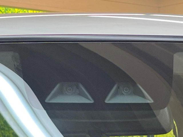 【スマートアシスト】走行中に前方の車両等を認識し、衝突しそうな時は警報とブレーキで衝突回避と被害軽減をアシスト。より安全にドライブをお楽しみいただけます。