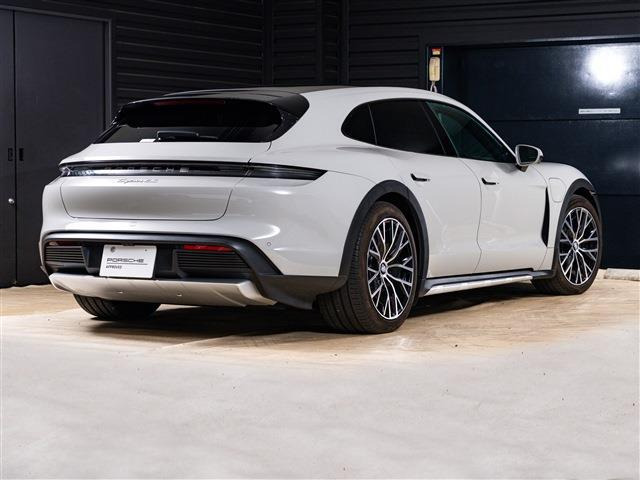 タイカンクロスツーリスモ4S 4+1シート 4WD