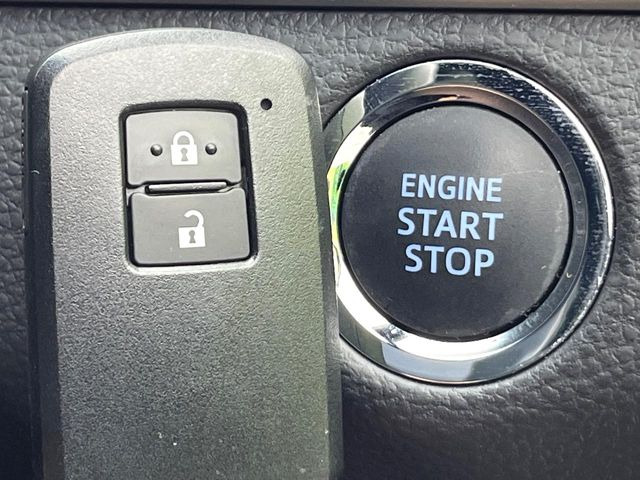 【スマートキー】カバンやポケットに入れたままでもドアの施錠・解錠が可能なスマートキーを装備。エンジンのオン・オフ時もカギを取り出す必要が無いからとっても便利です♪