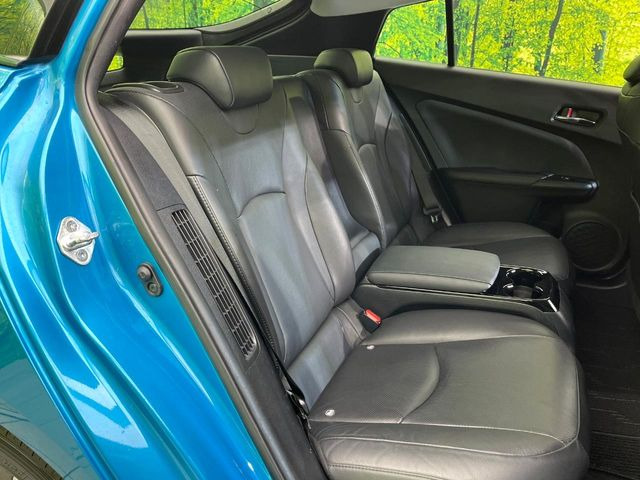 後部座席も気になるようなキズ・汚れやへたり等、大きなダメージはなく、良好な状態です。