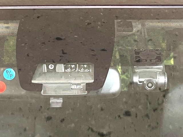 【プリクラッシュセーフティ】前方の車両等を検知し、衝突しそうな時は警報で注意を促し、ブレーキを踏む力をサポート。ブレーキを踏めなかった場合は衝突被害軽減ブレーキが作動、衝突回避をサポートします。