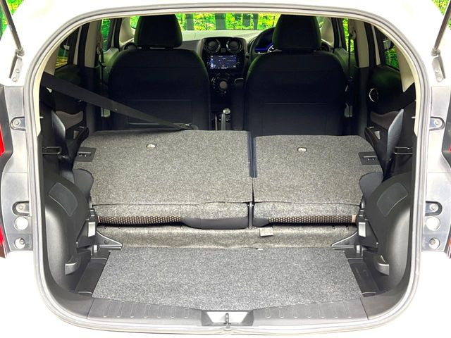 ���i�̂���������ʋ΁A���}���ɏ\���ȉ׎��X�y�[�X���m�ۂ��Ă���܂��B�Z�J���h�V�[�g��|���ƁA�傫�ȉו��̐ύڂ��\�ł���