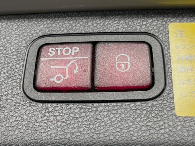 ●電動リアゲート:ワンタッチでリアゲートの開閉ができ、荷物などで両手が塞がっている状態でも簡単に開閉ができる便利機能です。