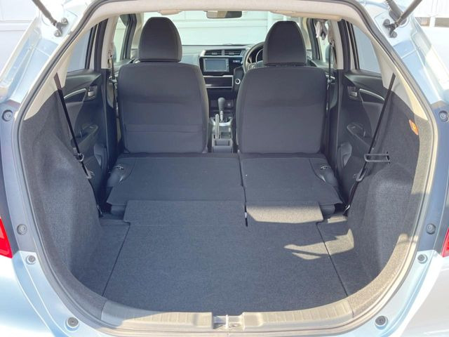 後席を格納すると、これだけの広さが!シーンに合わせたシートアレンジで、大きな荷物も積むことが出来ます♪