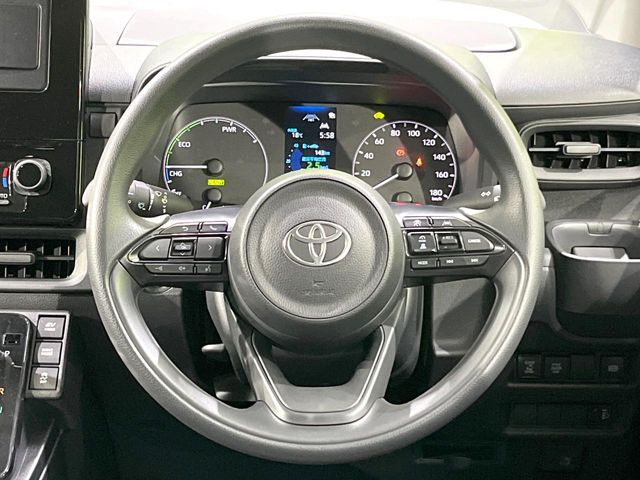 �C���e���A�ɍ��킹���f�U�C���̃X�e�A�����O�́A�^�]�������̂��Ƃ��l���A�^�]���₷���`��A�傫���ł��B�����x�A���ۂɐG���Ă��m���߂��������B