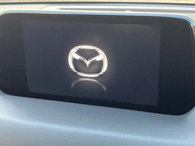 【7インチマツダコネクト】車内の雰囲気にマッチした大型のディスプレイ。スマホ接続でのナビ使用やBluetooth再生等、様々な機能が楽しめます。直感的なダイヤル操作が可能で、使い勝手も良好です。